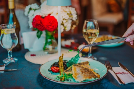 File de pește gourmet cu legume și decor artistic la restaurantul Dukov House, orașul Kavarna