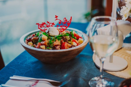 Salată cu element decorativ și smântână la restaurantul Dukov Casă, orașul Kavarna