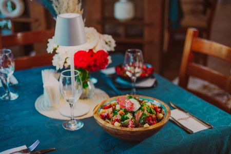 Salată proaspătă servită pe o masă elegantă la restaurantul Dukov Casă, orașul Kavarna