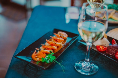 Creveți roz la grătar cu garnitură, serviți la restaurantul Dukov Casă, orașul Kavarna