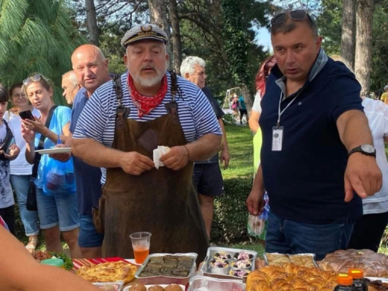 Bucătar cu șapcă de marinar și șorț din piele la un festival culinar – restaurantul Casa Dukov, orașul Kavarna